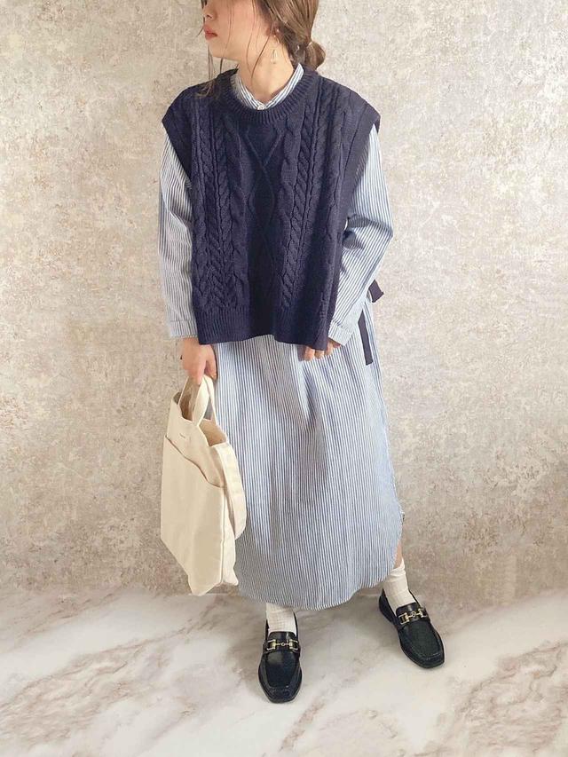 画像: 【無印良品】二重ガーゼクルタ 婦人L・ダークネイビー×ストライプ 3,990円(税込)【DHOLIC】サイドリボンベスト 2,970円(税込)【MOUSSY】BIT ローファー 12,980円(税込)