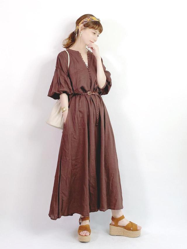 画像: 【studio CLIP】リネンレーヨンバンドカラーフレアワンピース 5,489円(税込)【GU】バッグ 平均価格 2,000円〜【earth music&ecology】厚底クロスベルトサンダル 6,589円(税込)