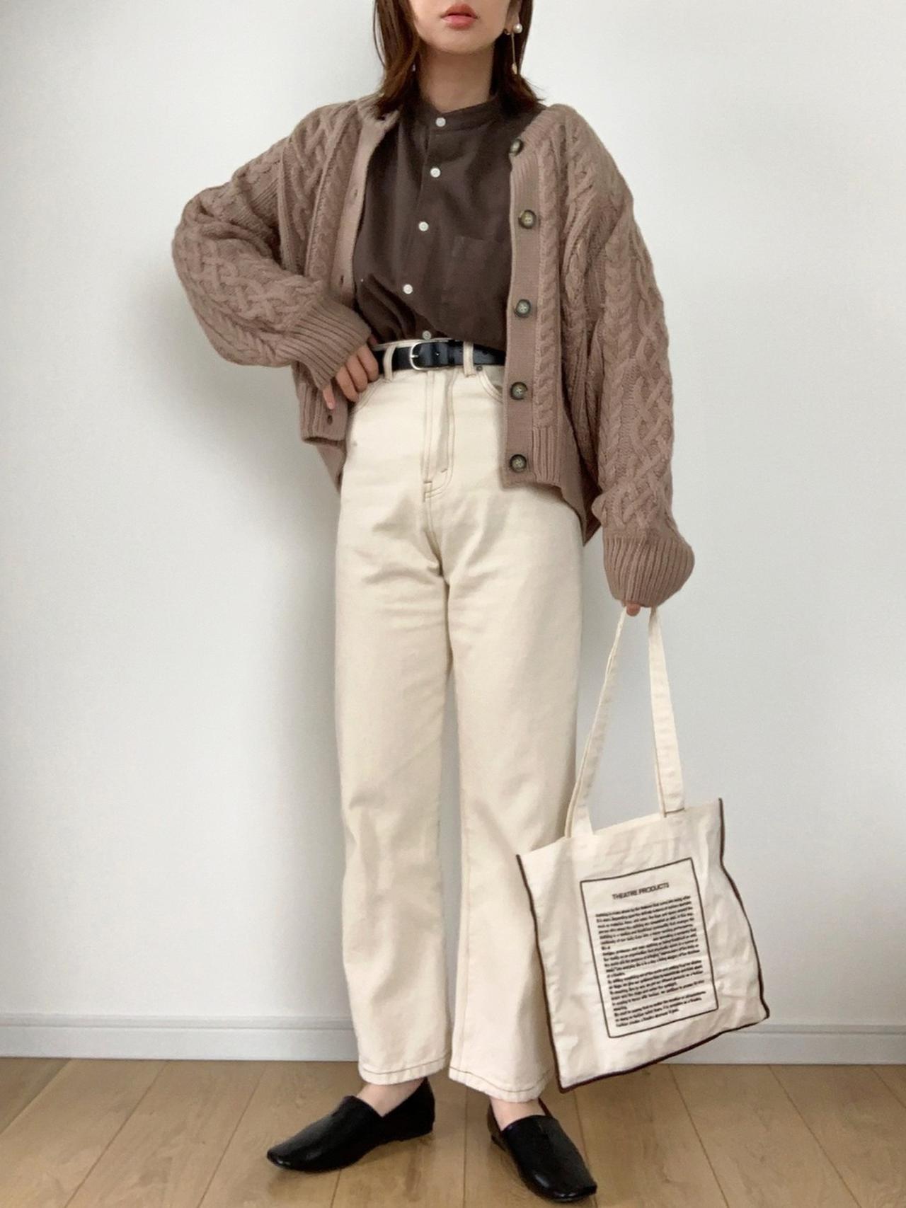 画像: 【GU】ケーブルコクーンカーディガン 2,739円(税込)【GU】フランネルスタンドカラーシャツ 1,639円(税込)【apres jour】ストレートデニム 2,995円(税込)【EVOL】スクエアフラットパンプス 7,920円(税込)【THEATRE PRODUCTS】マニフェストスクエアバッグ 4,400円(税込)