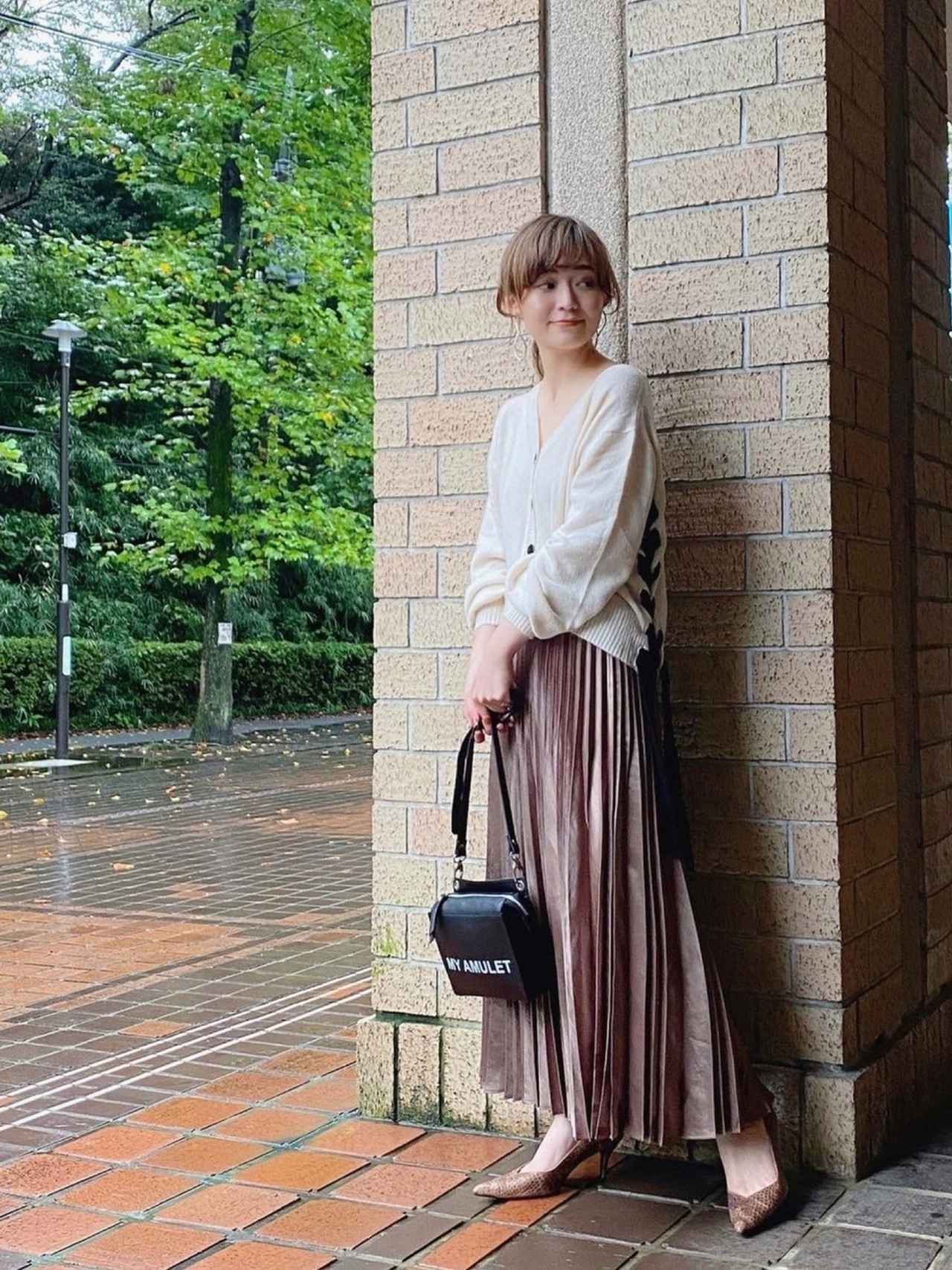 画像: 【ROYAL PARTY】配色サイドレースアップカーディガン 6,490円(税込)【LADYMADE】サテンデザインプリーツスカート 15,950円(税込)【AMERI】CROCO BASIC PUMPS 19,250円(税込)【U by SPICK&SPAN 【BE】ロゴスクエアショルダーBAG 17,600円(税込)