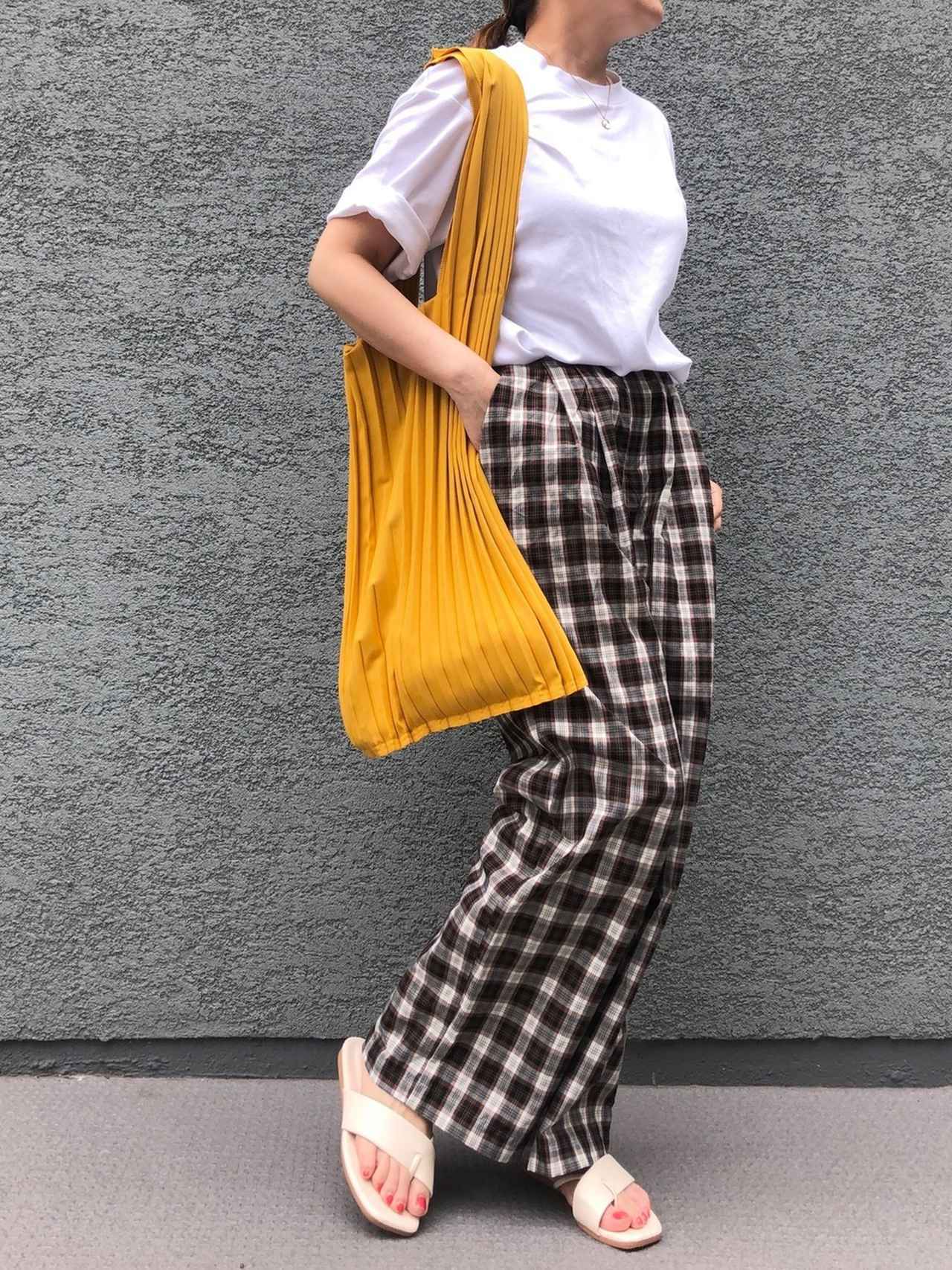 画像: 【antiqua】プリーツマルシェバッグ 2,970円(税込)【ユニクロ】エアリズムコットンオーバーサイズTシャツ 1,650円(税込)【LOWRYS FARM】パンツ 平均価格 4,000〜7,000円