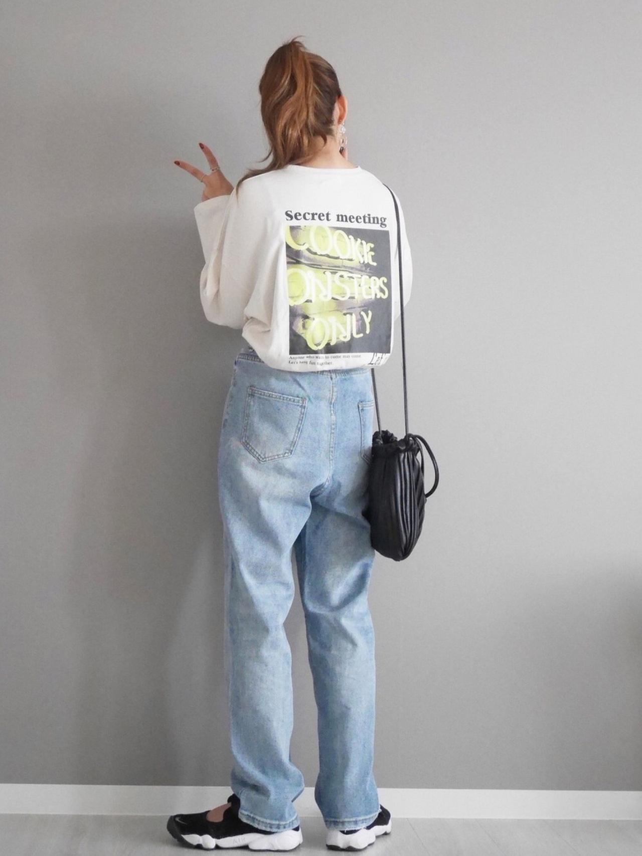 画像: 【CORNERS】ネオンフォトプリントビッグロングTシャツ 3,190円(税込)【CORNERS】ストレートデニムパンツ 2,970円(税込)【CORNERS】プリーツ巾着バック 4,290円(税込)【NIKE】NIKE ナイキ エア リフト ブリーズ 10,450円(税込)