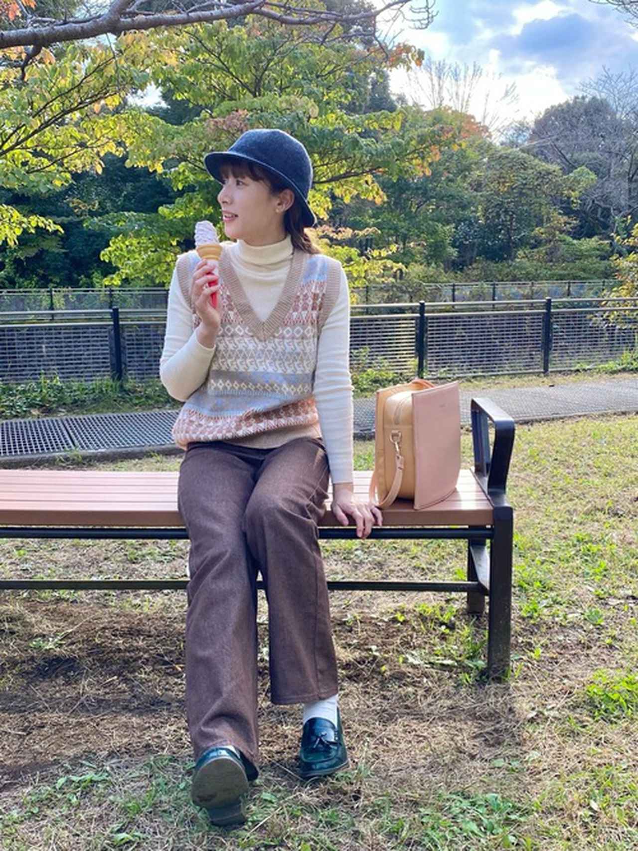 画像: 【ユニクロ】ニット・セーター¥2,189（税込）【spoon】ベスト平均価格¥3,000〜 【RUBY AND YOU】ショルダーバッグ ¥10,780（税込）【ユニクロ】パンツ¥ 4,389（税込）【HARUTA】ローファー ¥12,980（税込） 出典：WEAR