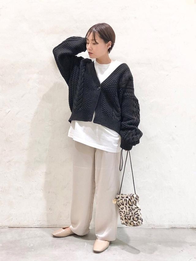 画像: 【niko and...】バッグ¥2,750(税込)Tシャツ¥3,190(税込)パンプス¥3,850(税込)カーディガン¥5,390(税込)【LOWRYS FARM】パンツ¥5,500(税込) 出典:WEAR