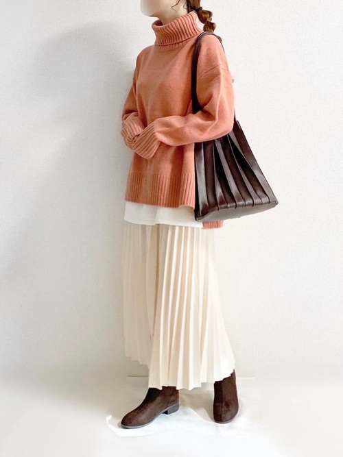 画像: 【BABYLONE】ニット¥17,600（税込）【GRL】スカート¥1,730（税込）【AS KNOW AS】バッグ¥2,475（税込）【ORiental TRaffic】ブーツ¥6,831（税込） 出典：WEAR