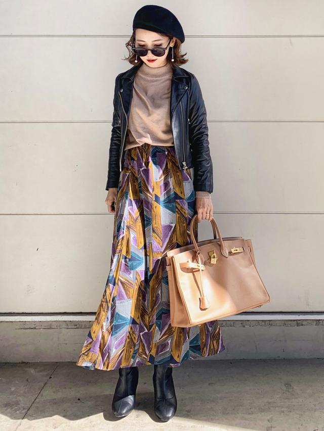 画像: 【GRL】スカート¥1,833(税込)【STUDIOUS】ライダース¥37,400(税込)【HERMES】バッグ 出典:WEAR