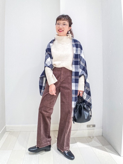 画像: 【GLOBAL WORK】トップス ¥4,950（税込）パンツ ¥6,050（税込）バッグ ¥3,190（税込）ニット ¥2,750（税込）シューズ ¥4,950 （税込）メガネ ¥2,090（税込） 出典：WEAR
