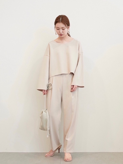 画像: 【GALLARDAGALANTE】トップス¥13,200（税込）【GALLARDAGALANTE】パンツ¥15,400（税込）【VASIC】ショルダーバッグ¥30,800（税込） 出典：WEAR