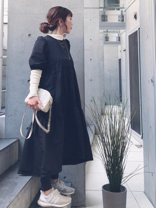 画像: 【ZARA】ワンピース平均価格¥5,000〜【adidas】レギンス・スパッツ¥5,489（税込）【ZARA】ショルダーバッグ平均価格¥3,000〜【adidas】スニーカー平均価格¥6,000〜出典：WEAR