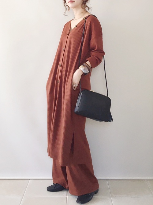画像: 【Bou Jeloud】ワンピース＆パンツ¥8,690（税込）【CORNERS】ショルダーバッグ¥4,290（税込）【mysty woman】バレエシューズ¥6,490（税込）【LOWRYS FARM】バングル¥1,650（税込） 出典：WEAR