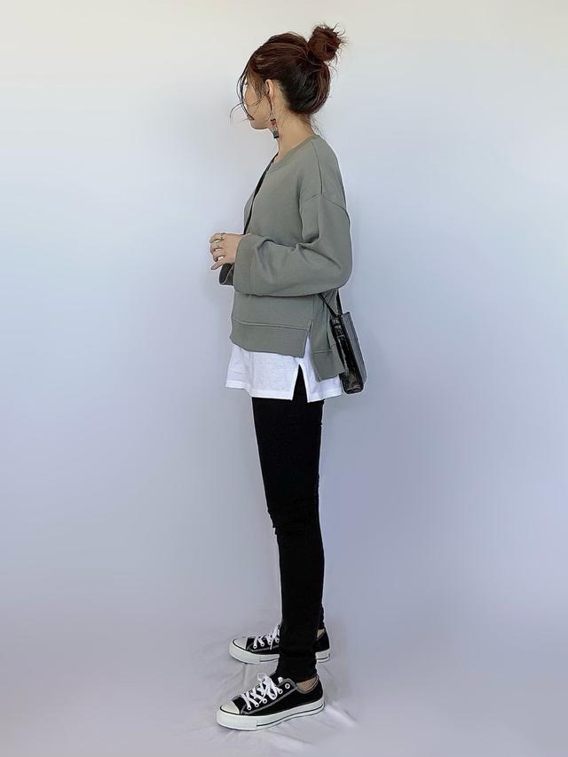 画像: 【reca】インナー¥1,580(税込)スウェット¥3,190(税込)【ユニクロ】パンツ¥4,389(税込)【coca】バッグ¥2,189(税込)【CONVERSE】スニーカー¥6,380(税込) 出典:WEAR