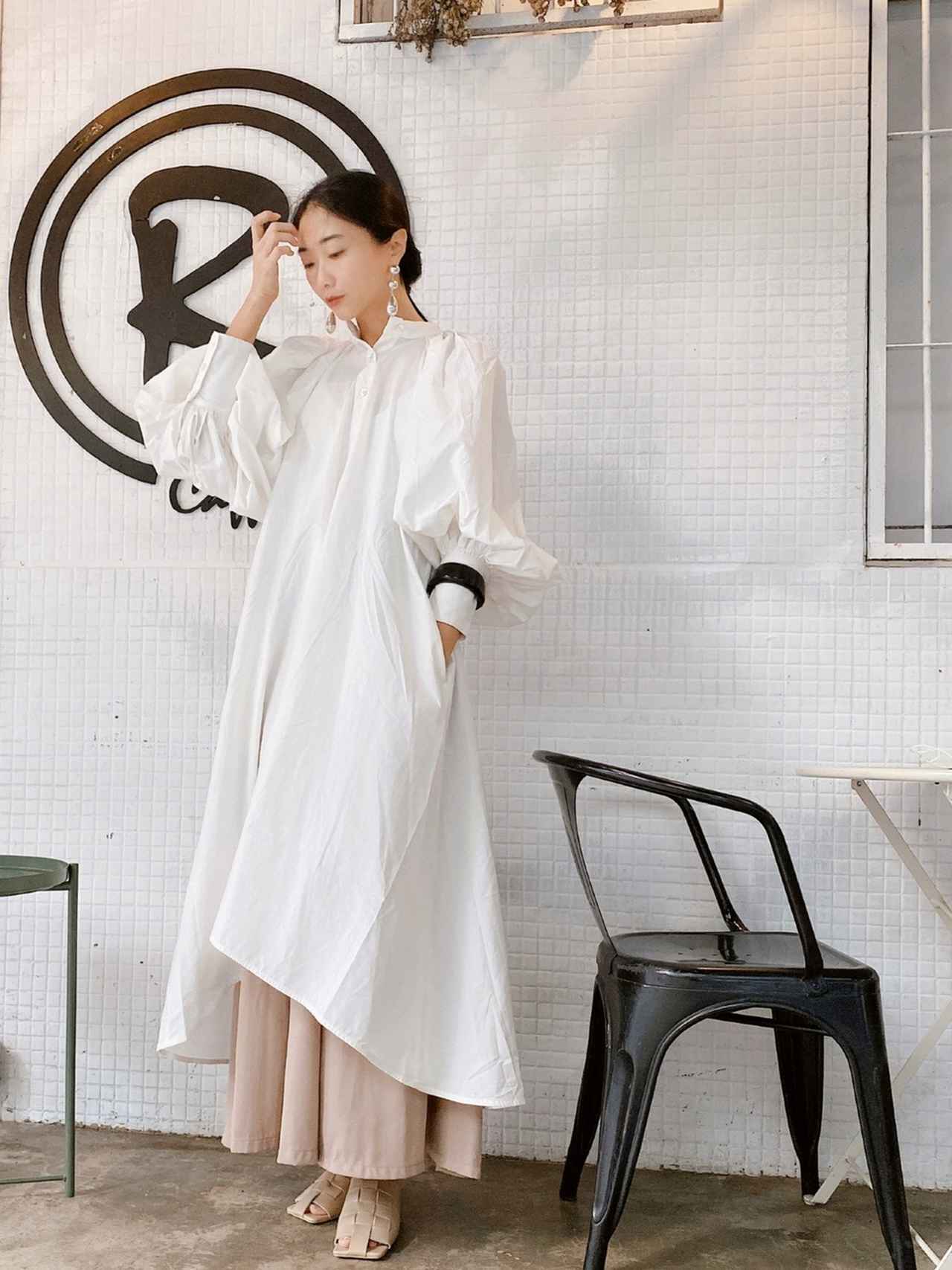画像: 【ETRE TOKYO】ワンピース¥25,300（税込）【AMERI】サンダル¥20,350（税込）ピアス¥9,130（税込）出典：WEAR