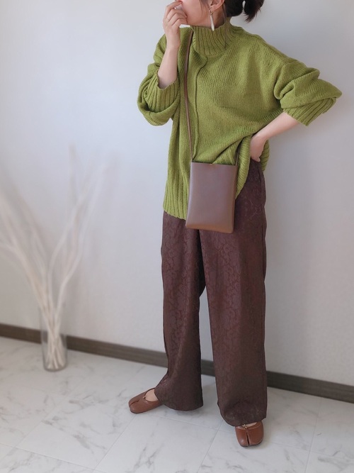 画像: 【VACANCY】ニット¥3,960（税込）【VACANCY】パンツ¥4,950（税込）【CLEA】バッグ¥1,450（税込）【GOLDY】イヤリング¥1,870（税込）【DONOBAN】シューズ¥3,603（税込） 出典：WEAR