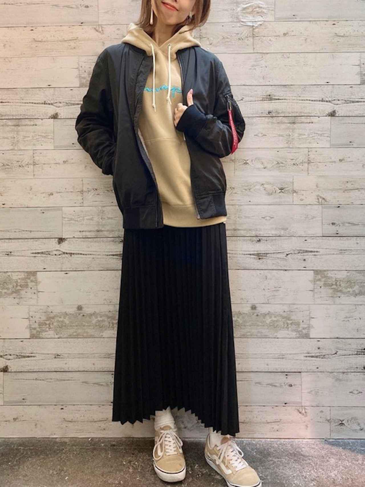 画像: 【CAMP7】スカート¥5,500（税込）【Champion】パーカー¥6,151（税込）【ALPHA】アウター¥15,180（税込）出典：ZOZOTOWN