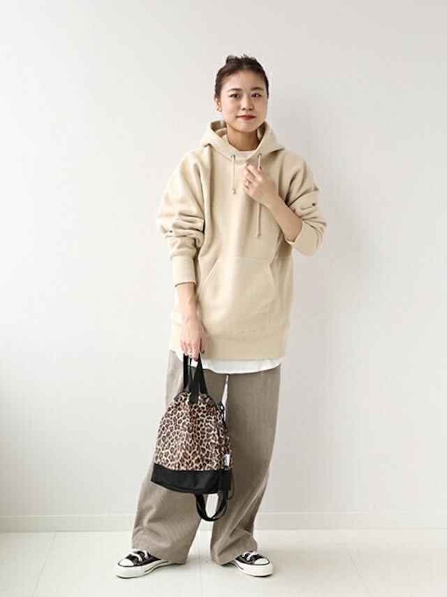 画像: 【Champion】パーカー¥13,200（税込）【CONVERSE】スニーカー¥13,200（税込）【Drifter】バッグ¥5,500（税込）出典：ZOZOTOWN