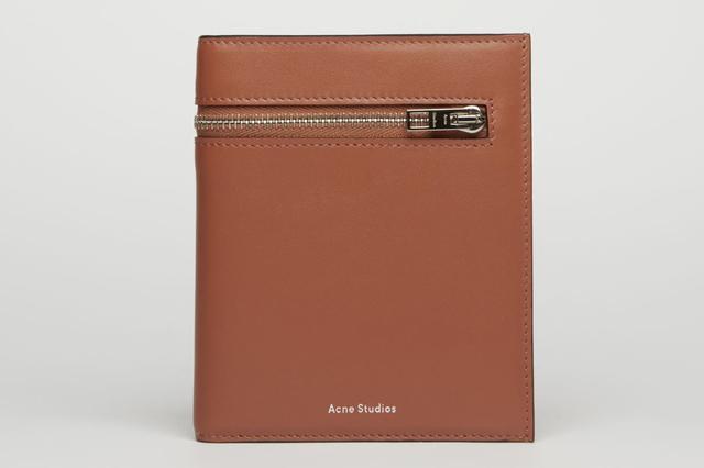 画像: 「トリフォールド ジップウォレット」(縦11×横13.5×マチ1.5cm/札入れ×3、小銭入れ×2、カードスロット×5)¥47,300(税込) 出典:fashion trend news