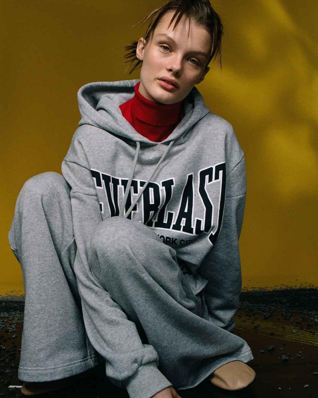 画像: 【ZARA×EVERLAST】フーディ¥5,990 ジョガーパンツ ¥4,990(ともに税込) 出典:fashion trend news