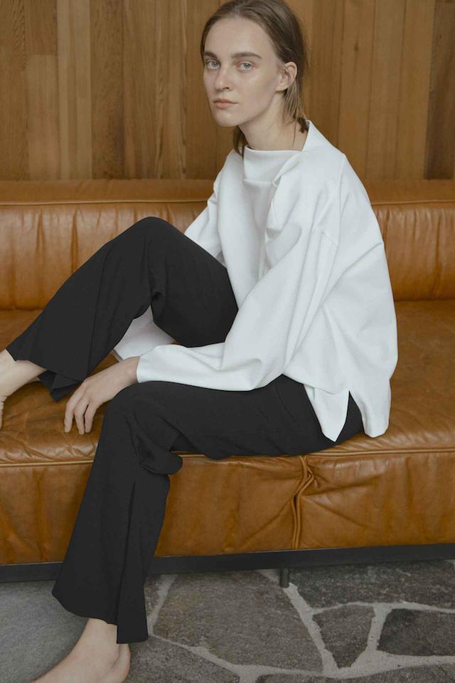 画像: ボートネックカットソー¥24,200、トラックパンツ¥28,600(税込) 出典:COLUMN
