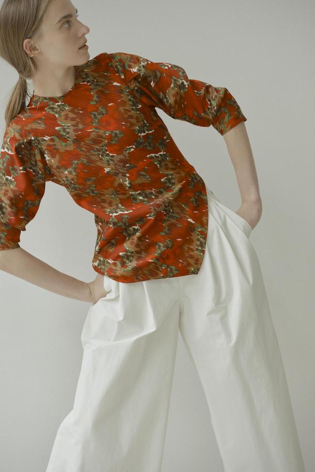 画像: スリットデザインブラウス¥30,800、パンツ¥28,600(税込) ※3月入荷予定 出典:COLUMN