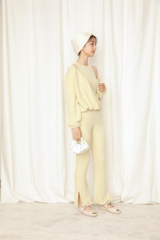 画像: カシュクールトップス¥7,920、タンクトップ¥4,620、リブニットパンツ¥7,480、ナイトキャップ¥2,860、ハンドポーチ¥4,180、リボンスリッパ¥4,180(すべて税込) 出典:fashion trend news