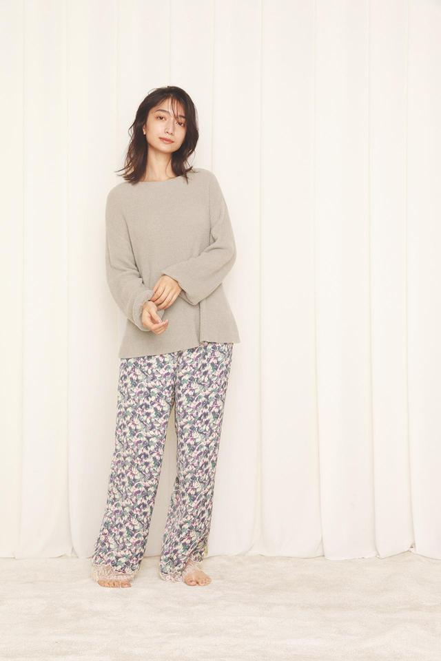 画像: リブプルオーバー¥7,920、サテンプリントパンツ¥8,580(ともに税込) 出典:fashion trend news