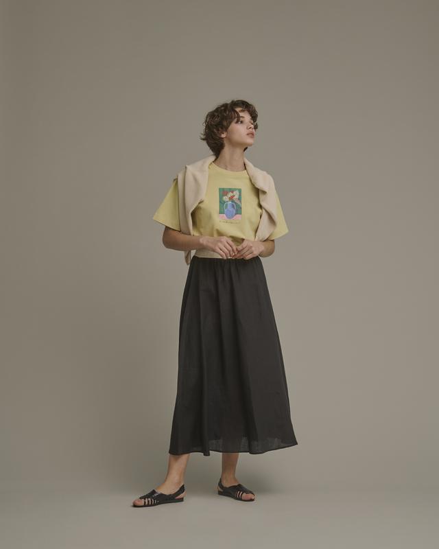 画像: Tシャツ¥5,800【コモン ナウン(カナ アキヤマ)×アーバン リサーチ ドアーズ】 肩にかけたニット¥8,000【アーバンリサーチ ドアーズ】 スカート¥20,800【オニール オブ ダブリン×アーバンリサーチ ドアーズ】 サンダル¥2,900【ジュジュ】 出典:アーバンリサーチ ドアーズ