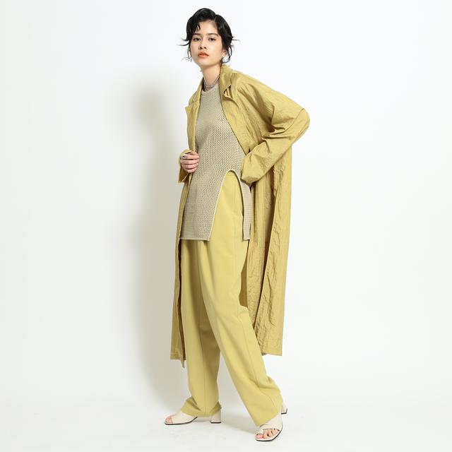 画像: コート¥15,000、ニット¥9,000、パンツ¥11,000、ネックレス¥11,000、リング¥3,600すべて【レイ ビームス】 サンダル¥27,000【ファビオ ルスコーニ】 出典:レイ ビームス