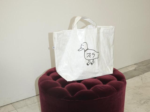 画像: Ken Kagamiとのコラボレーションによるトートバッグ¥5,900 出典:フィラ