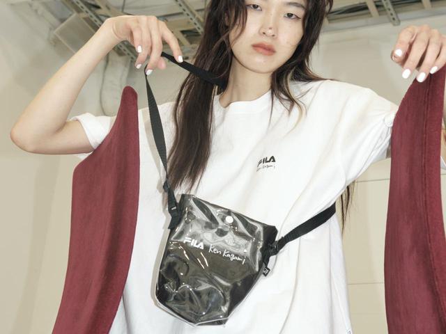画像: Ken KagamiとのコラボレーションによるTシャツ¥5,400、サコッシュ¥4,900 出典:フィラ