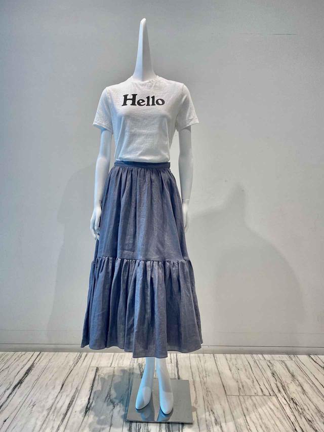 画像: Tシャツ¥27,500、スカート¥95,700ともに【マディソンブルー】 出典:バーニーズ ニューヨーク