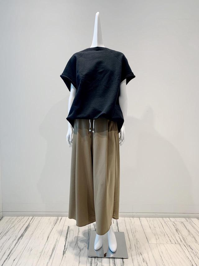 画像: トップス¥24,200、パンツ¥27,500ともに【コグ ザ ビッグ スモーク】 出典:バーニーズ ニューヨーク
