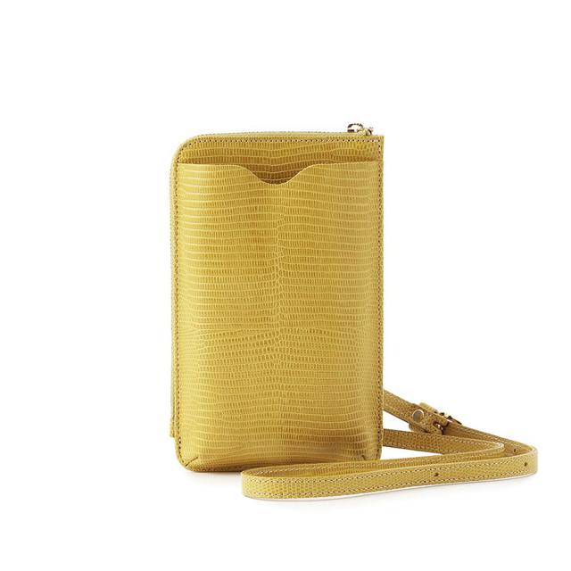 画像: 型押しレザーマイクロバッグ(縦18.5×横11.2×マチ1cm、ストラップの長さ104〜134cm/小銭入れ×1、カードスロット×4)¥19,800【バーニーズ ニューヨーク】 出典:バーニーズ ニューヨーク