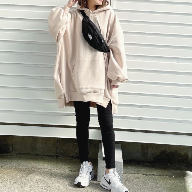 最強カラー 白 Vs 黒 どっちでいく ナイキ 人気のスニーカーコーデ Ftn Fashion Trend News ファッショントレンドニュースマガジン すべての人におしゃれする楽しさを