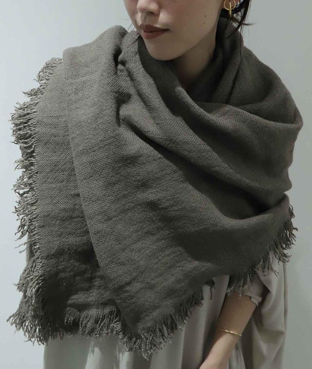 画像: 素材本来の表情を生かす日本のストールブランド【スロー】に別注したストール¥42,900 リネンの素材感を生かし、本来は破棄する植物で草木染めに。 出典:カオス