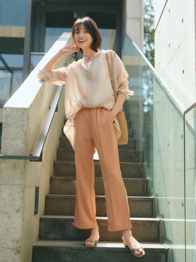 画像: 「サマ見えフレアスリットパンツ」¥5,390 フレアのほか、テーパードシルエットもラインナップ 出典:エルーラ