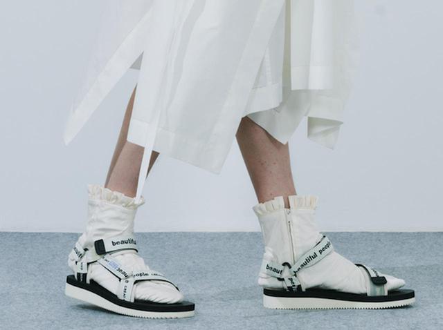 画像: 今年の新作サンダルは、セレクトショップSTUDIOUSの別注モデル ¥25,000 出典:fashion trend news