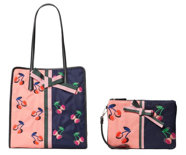 画像: チェリー刺繍シリーズ:cherry tote(H33xW31.5xD14.5cm)¥80,300 / cherry small pouch wristlet ¥49,500(H15xW21.5cm) 出典:ftn