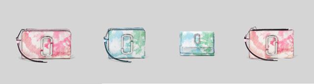 画像: 左から、THE SNAPSHOTTIE DYE COMPACT WALLET ¥30,800 /THE SNAPSHOT TIE DYE MINI COMPACT WALLET¥25,300 /THE SNAPSHOT TIE DYE MINI TRIFOLD ¥23,100 /THE SNAPSHOT TIE DYE TOPZIP MULTI WALLET ¥19,800(すべて税込み価格) 出典:ftn