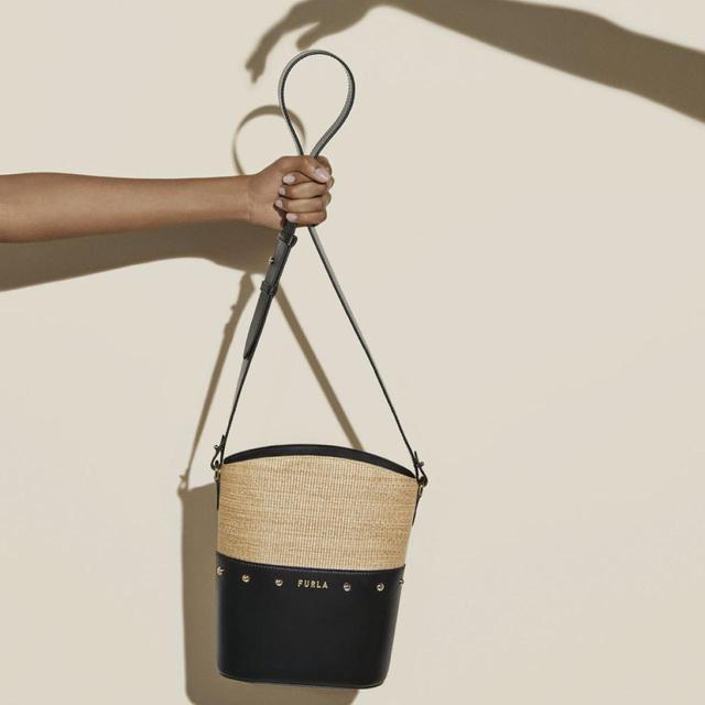 画像: FURLA SHARE MINI BUCKET BAG 49,500円 出典:ftn
