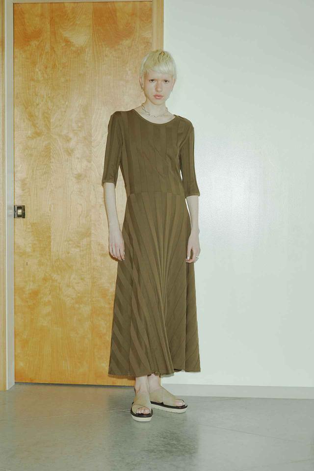 画像: オープンバックリブワンピース¥25,300(税込) 出典:fashion trend news