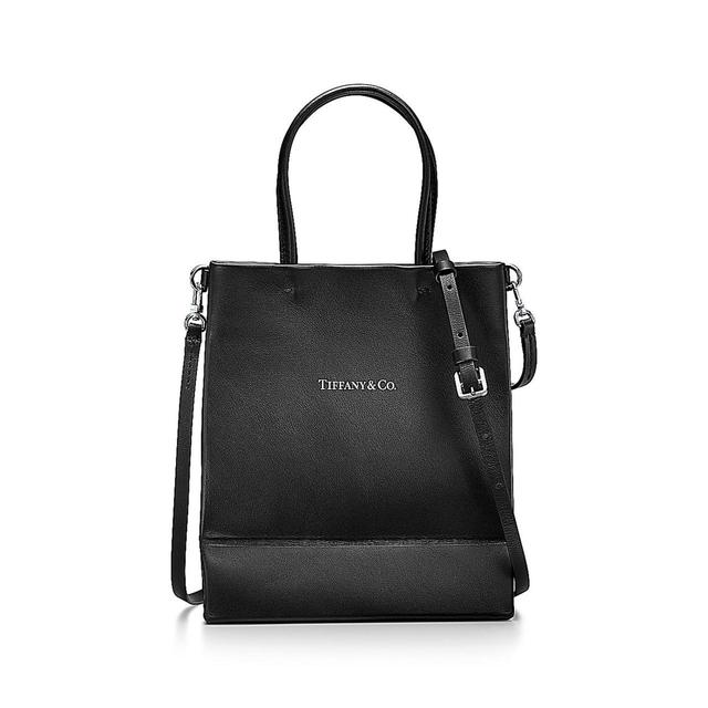 画像: ティファニー スモール ショッピング トート ¥135,300-税込 長さ 約18cm×奥行 約10㎝×高さ 約21㎝ 出典:ftn