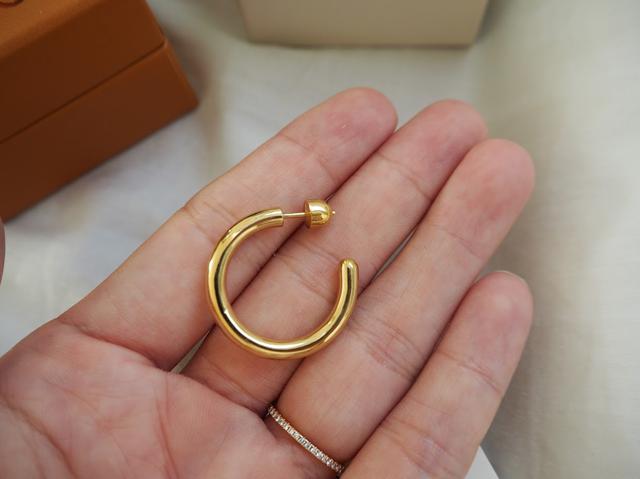 画像: MARIA BLACK RUBY 28 HOOP ¥14,300 出典:fashion trend news