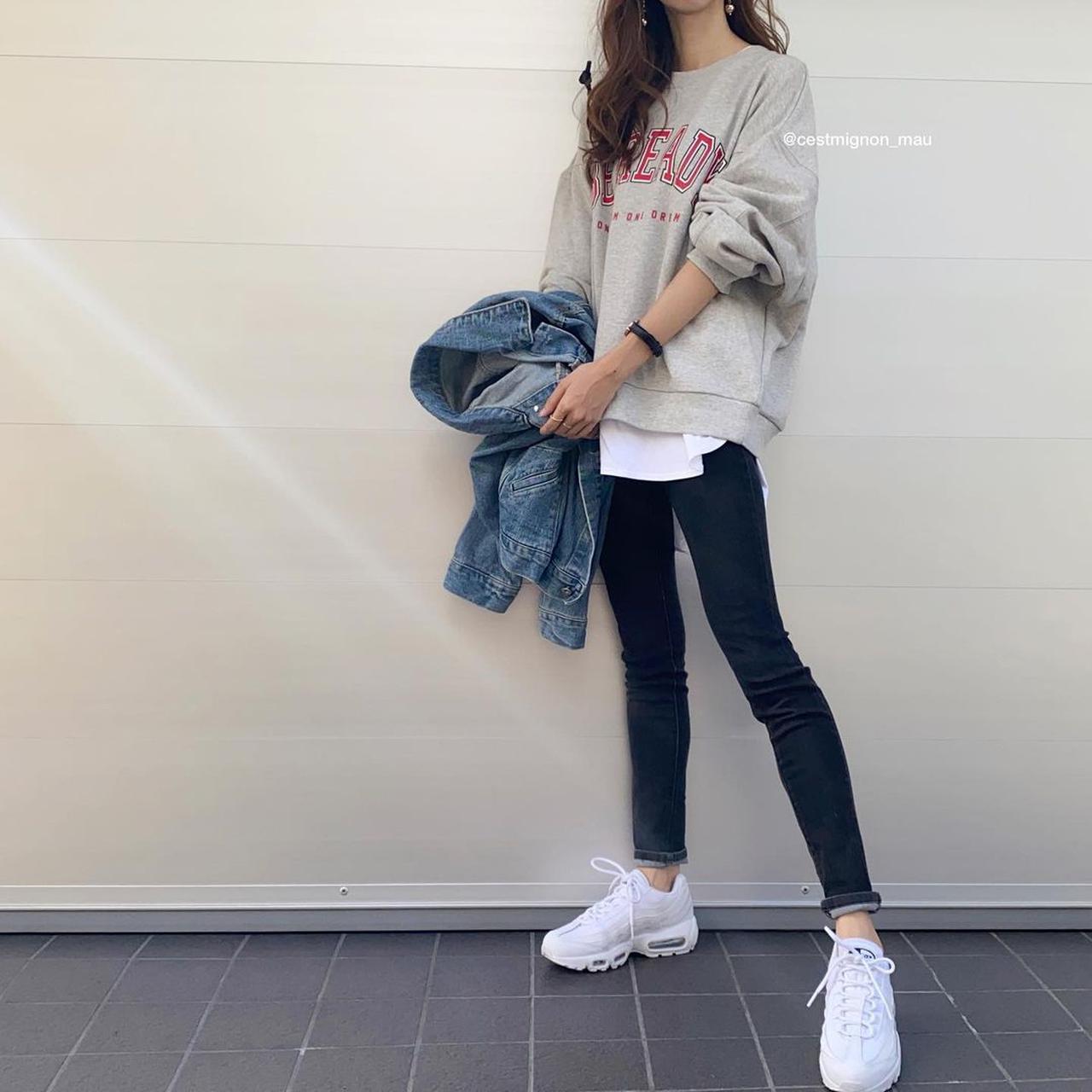 yちゃん♡超激かわ　ラフコーデ　レギンスコーデ　 JEANS タックとワイドなシルエットで、 トレンドのクロップド丈