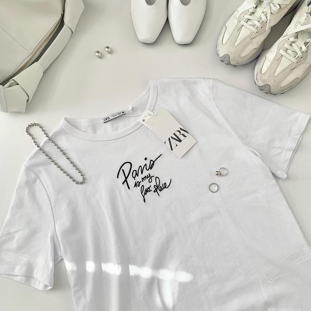 スペイン発送 ZARA フロント刺繍Tシャツ 人気カジュアル 最新作 フロント刺繍入りTシャツ - ネイビーブルー | ZARA Japan / 日本
