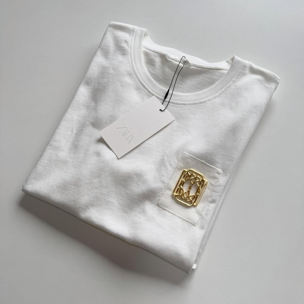 ZARA ワンポイント シンプル ブローチディテール付きTシャツ ブローチディテール付きTシャツ - ホワイト | ZARA Japan / 日本