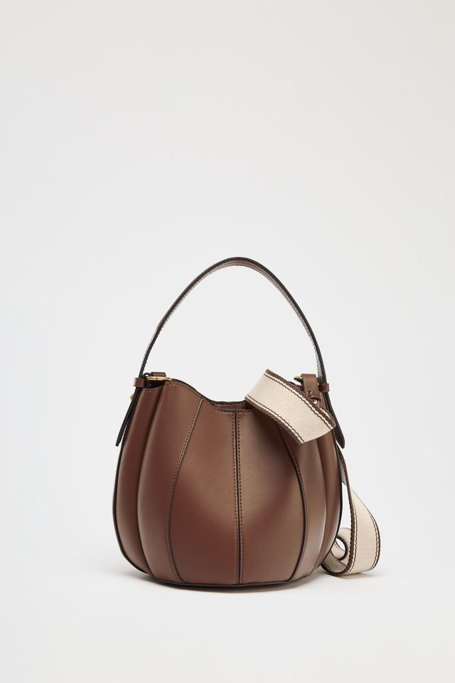 ☆ドイツ発*ZARA*新作*スティッチバケットバッグ/DARK TAN☆ ZARAのバッグ】が大容量で便利！ 40・50代が選びたい♡「洗練