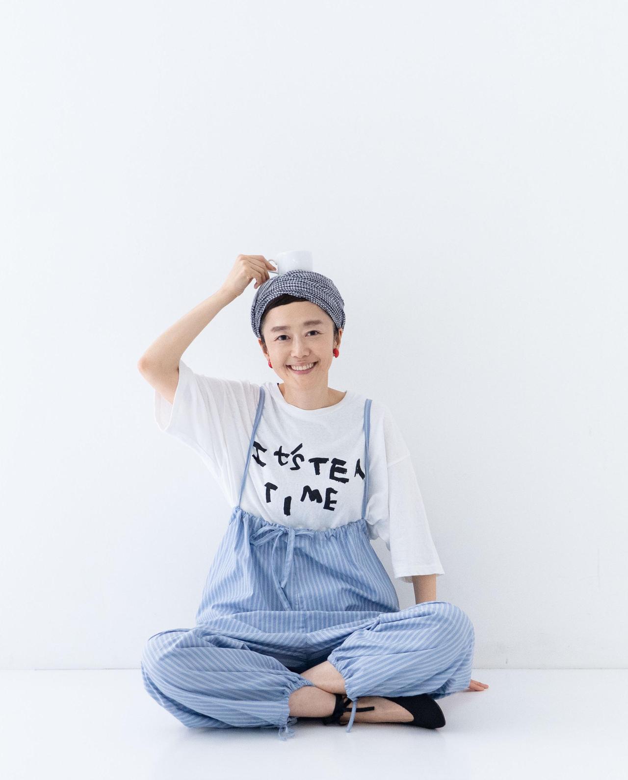 画像1: 【ネストローブ】“It’s ME” コットンストライプバルーンサロペット¥29,700、TEA TIME Tee¥14,300 nestrobe.com
