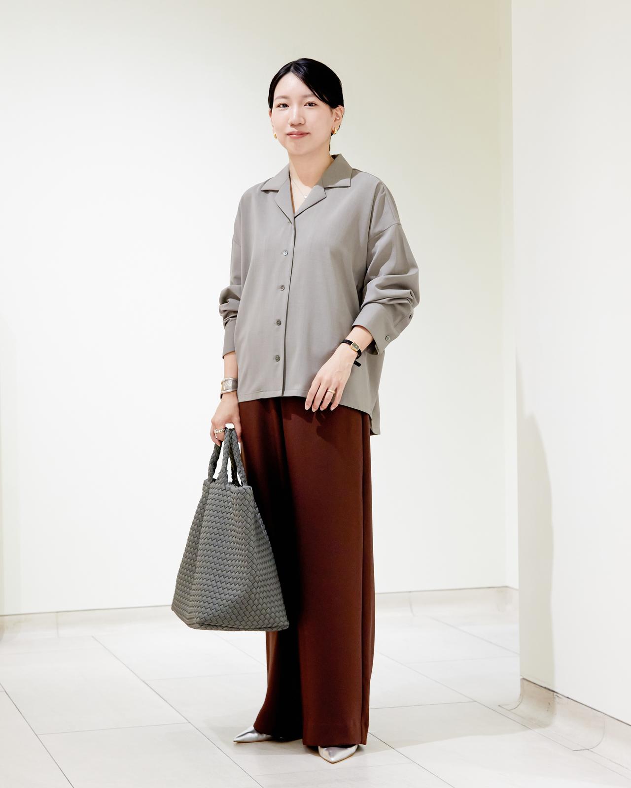 画像: シャツ￥30,800・パンツ￥25,300・シューズ￥30,800・NAGHEDI のバッグ￥67,100（全てBARNEYS NEW YORK）
