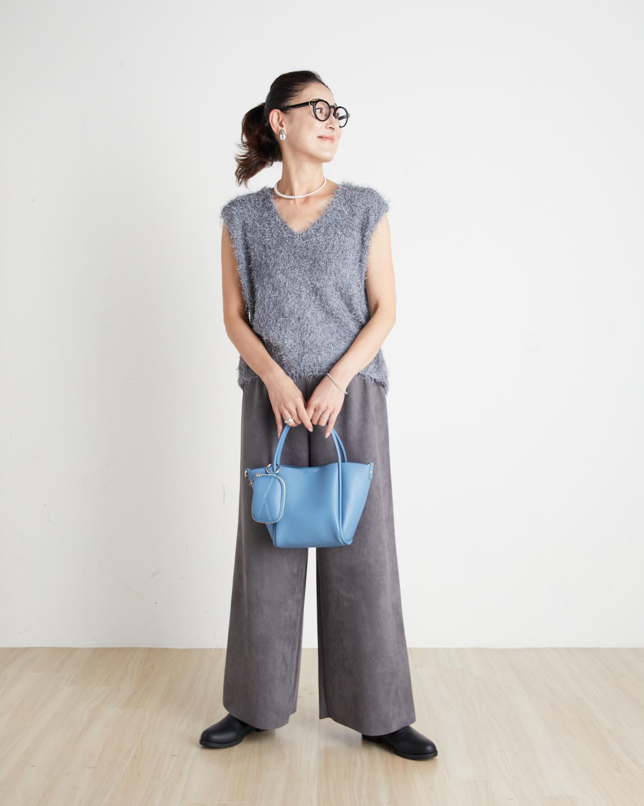 画像: モールフェザーニットベスト　¥3,490／ストレッチスウェード調セミワイドパンツ（レギュラー丈、ロング丈）　¥2,990／ミニポーチ付き2WAYバッグ　¥3,990