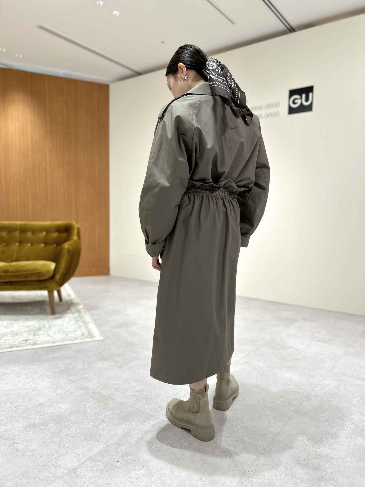 画像: 【ジーユー × ロク】ショートトレンチコート by rokh（Mサイズ着用）¥5,990、トレンチスカート by rokh（Mサイズ着用）¥3,990、【ジーユー】ペイズリースカーフ¥990、リブニットソックスブーツ¥3,990 www.gu-global.com
